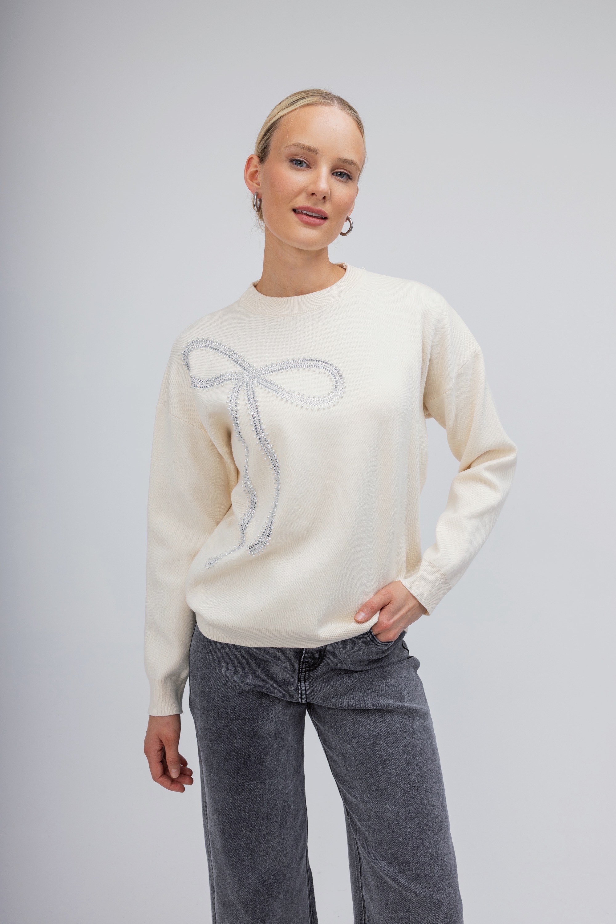 Γιορτινό πουλόβερ με strass & φίογκο σε μπεζ χρώμα